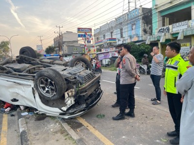 Akibat Kantuk, Pajero Tabrak Median Jalan…