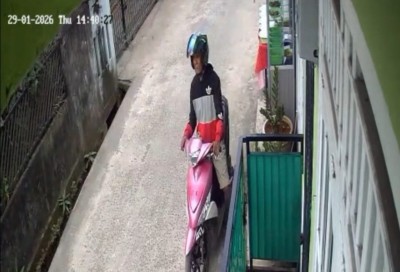 Aksi Perampasan Handphone di Warung Manisan…