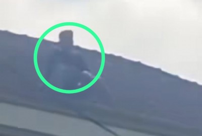 Aksi Zulkifli di Atas Genteng Gegerkan Warga…