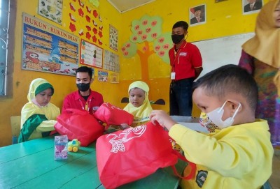 Alfamart dan EMCO Toys Bagikan 2000 Paket…