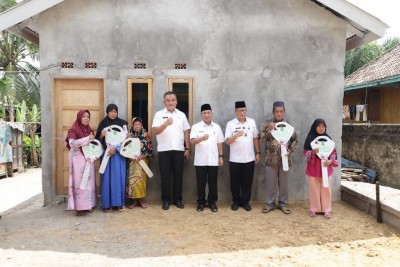 Apriyadi Salurkan Bantuan untuk Warga Tanah…