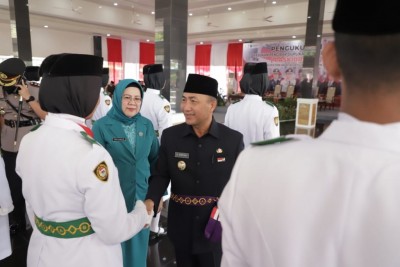 Bareng Istri, PJ Bupati Apriyadi Kukuhkan…