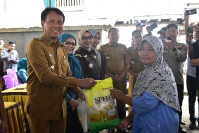 Beras-Minyak Goreng Murah, Diserbu Warga