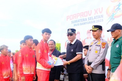 Bupati HM Toha Tohet, SH Serahkan Langsung…