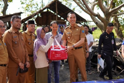 Bupati OKI, Muchendi Serahkan Santunan Korban…