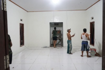 Ciptakan Tempat Ibadah yang Layak, Satgas TMMD OKI Kejar Hingga Malam