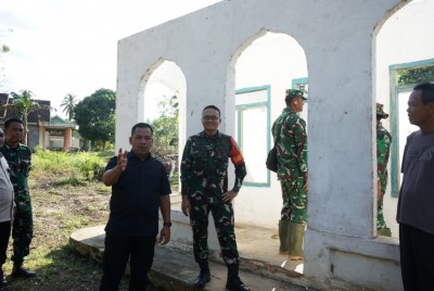 Dandim dan Wabup OKI Tinjau Mushola TMMD, Pastikan Pembangunan Berjalan Optimal