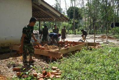 Demi Kesejahteraan Warga, Satgas TMMD Ke-128 Kodim 0402/OKI Gotong Royong Kebut Pembangunan MCK