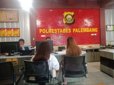 Diduga Cemburu Ceweknya Difoto dengan Bule,…