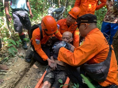 Ditemukan Duduk di Bawah Pohon, Kakek 80 Tahun yang Hilang di Musi Rawas Selamat Setelah Dicari Dua 