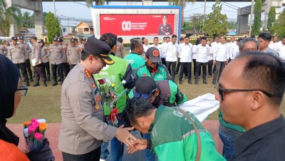 Driver Ojol Tebar Bunga, Kapolrestabes Palembang…