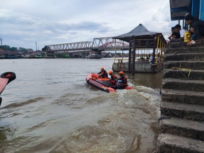 Dua Anak Terseret Arus Sungai Ogan, Warga…