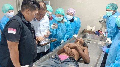 Duduk Bersandar di Lorong, Pria Ini Ternyata…