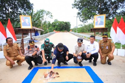 Gubernur Herman Deru Resmikan Jembatan Tumpang…