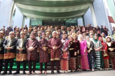 Gubernur Herman Deru Serahkan Bantuan Rp…