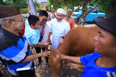 Gubernur Herman Deru Serahkan Hewan Kurban, Ziarah Keluarga hingga Kunjungi Wisata Religi Al Quran R