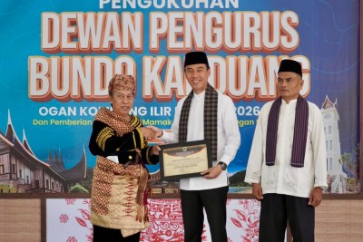 H. Muchendi Sandang Gelar Kehormatan Adat…