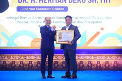 Herman Deru Raih Penghargaan Pelopor Percepatan…