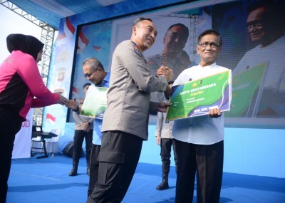 HUT ke 80 Bhayangkara Ketua PWI Sumsel Terima Kartu VIP RS Bhayangkara