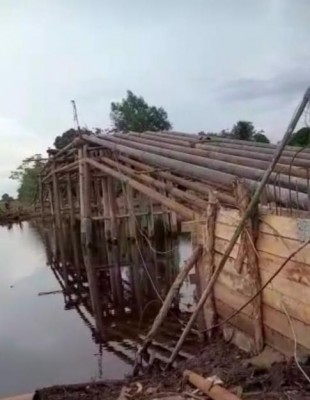 Jembatan Kayu Dibangun Permanen, Warga Tirta…