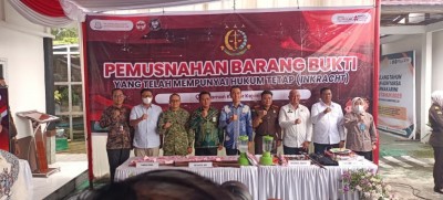 Kejari OKI Musnahkan Barang Bukti Perkara…