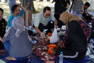 Kejati Sumsel Salurkan 1.000 Paket Daging Kurban untuk Warga