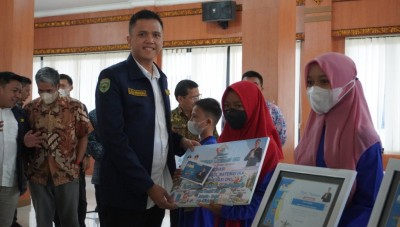 Kisah Enjelia Pelajar Asal Desa Perairan…