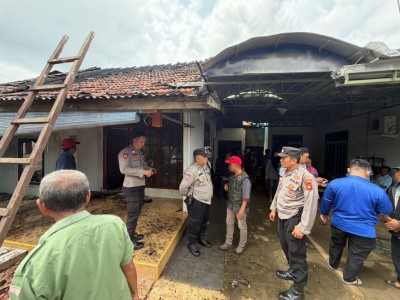 Lansia Sakit Selamat Saat Rumahnya Terbakar di 2 Ilir Palembang