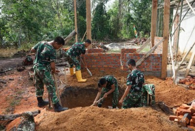 Meskipun Cuaca Tidak Menentu, Satgas TMMD Ke-128 Kodim 0402/OKI Terus Kebut Pembangunan MCK