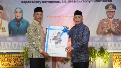 Momen Sakral, Bupati Iskandar Beri Pena…