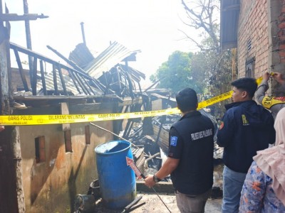 Motor dan Emas 5 Suku Milik Abu Hasan Hangus Saat Kebakaran Landa Bedeng dan Rumah Panggung di Kerta