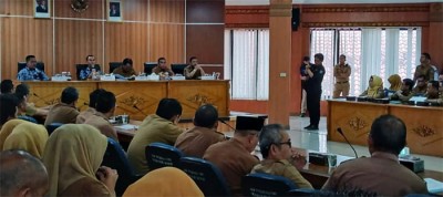 Muchendi Mahzareki Dorong Transparansi Pemkab…