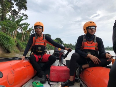 Perahu Getek Mati Mesin di Sungai Siguci,…