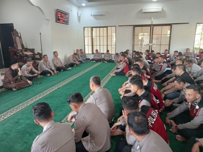 Personel Polres OKI Ikuti Binrohtal di Masjid…