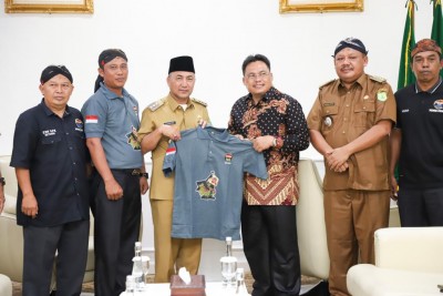 Pj. Bupati Apriyadi Dapat Kaos Republik…