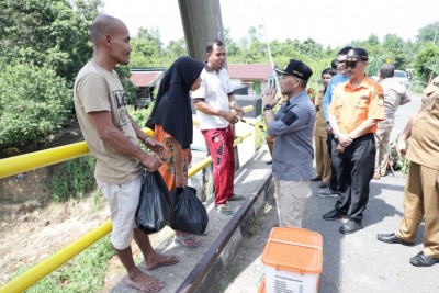Pj. Bupati Apriyadi Sambangi Warga Tanah…