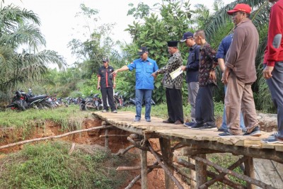Pj. Bupati Apriyadi Tinjau Jembatan Ambruk…