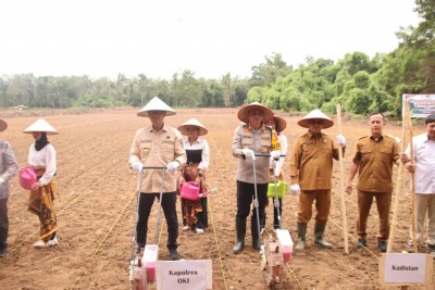 Pj. Bupati dan Kapolres OKI Tanam Jagung…