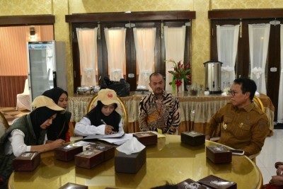 Pj. Bupati OKI Ajak Masyarakat Terima Petugas…