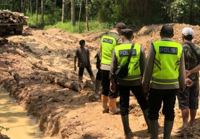Polsek Cengal Gotong Royong Perbaiki Jalan…