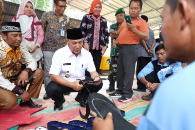 Produksi Sandal Jepit di Plakat Tinggi Muba,…