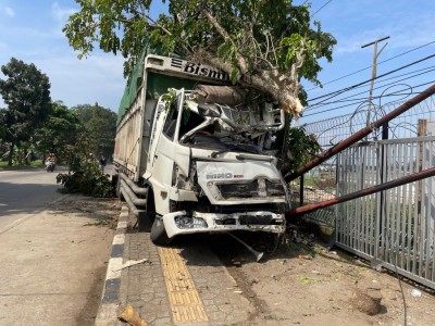 Rem Blong Diduga Jadi Penyebab Truk Tronton…
