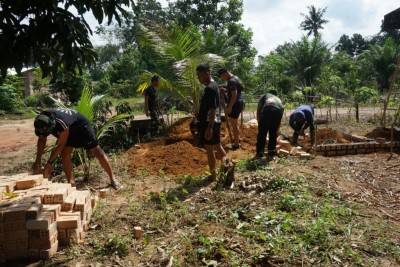 Satgas TMMD Ke-128 Kodim 0402/OKI Bangun MCK di Dekat Musholla, Ini Harapannya