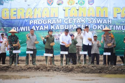 Silaturahmi dengan Petani, Herman Deru Tanam…