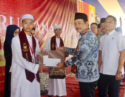Wabup Muba Hadiri Wisuda Tahfizh Ponpes Darul Qur'an Al Madani