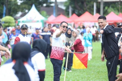 Wagub Sumsel Cik Ujang Lepas Jalan Santai…