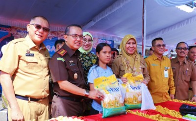 Warga Kota Sekayu Serbu Pasar Murah di Halaman…