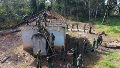 Wujud Kepedulian, Satgas TMMD Kodim 0402/OKI Laksanakan Pembongkaran Mushola untuk Renovasi